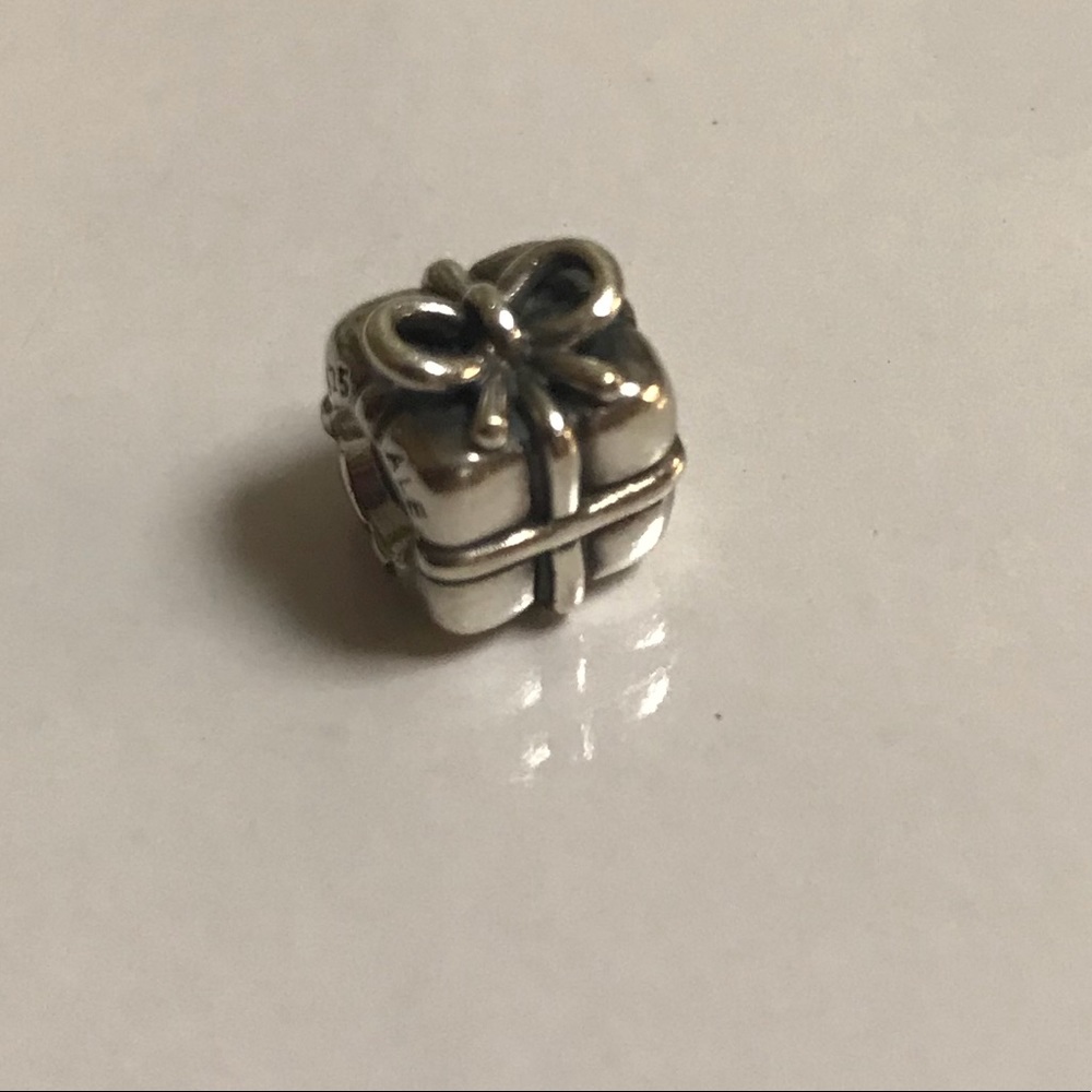 Pandora gift box charm